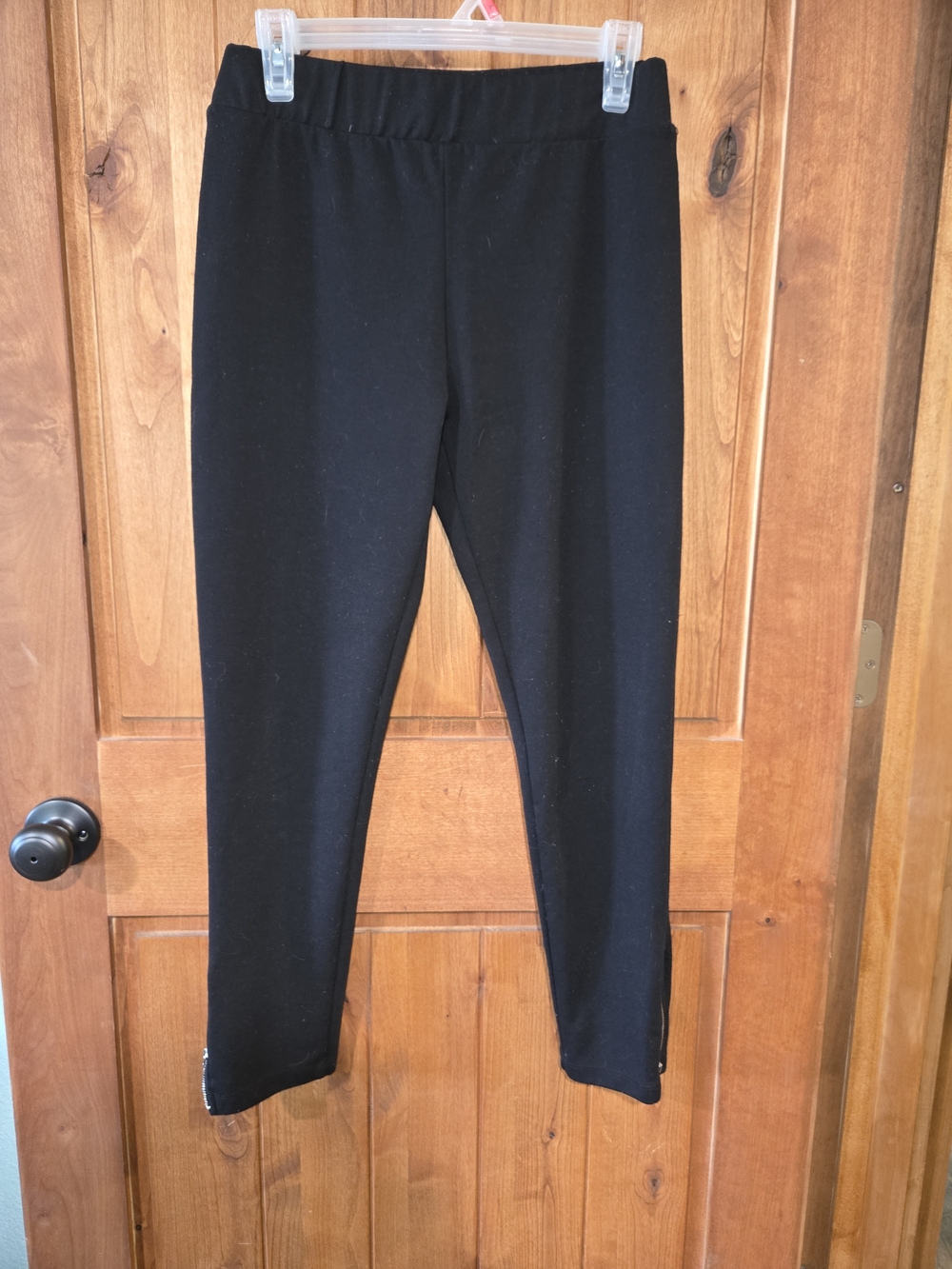 Massini Black Cropped Leggings with Ankle Zippers